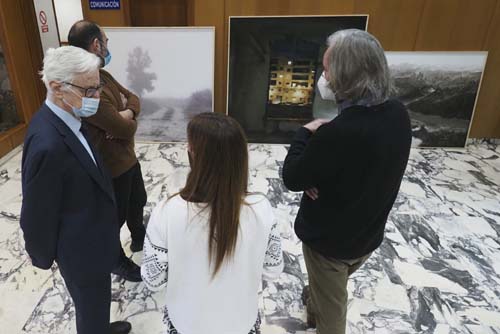 Los miembros del jurado observan las tres obras finalistas