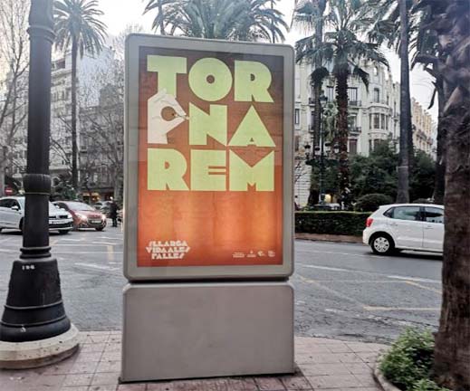 Obra de los diseñadores Diego Mir y Fase Studio que han añadido el lema =Tornarem= Volveremos 