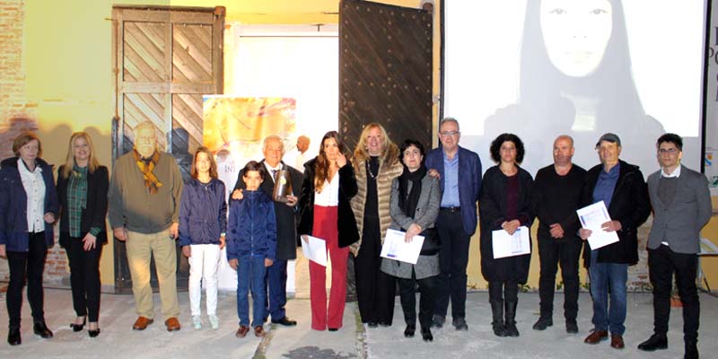Pulsa para ampliar Foto de familia con los ganadores del VIII Certamen Internacional de Pintura Ramón Portillo