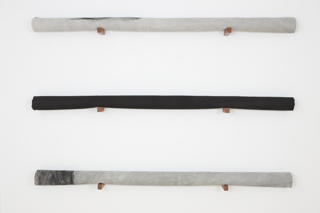 Pulsa para ampliar 2º PREMIO ADQUISICIÓN Irene Grau Sobre lo que resta, 2019 cenizas sobre lienzo enrollado en tubo de cartón y soporte de madera 134,5 x 200 x 13 cm