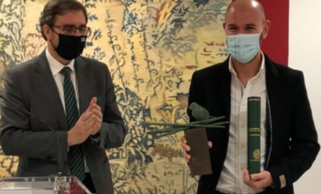 El rector de la UJA don Juan Gómez entrega el primer premio a Federico Miró