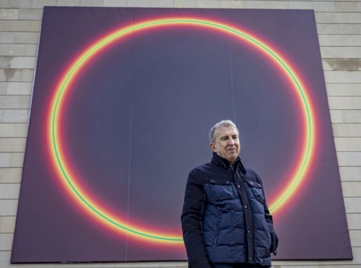 José María Yturralde en la fachada del Institut Valencià d’Art Modern (IVAM)