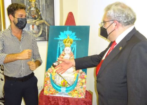 Gerardo Sabador Medina, tesorero de la Hermandad de la Virgen de las Angustias, entrega a Jorge Marín el cheque de 1300 euros del premio 