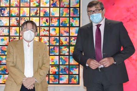 Pulsa para ampliar Pau Pérez Rico, Director Regional de Comunicación de la gran superficie donde se exponen las obras y Manuel Muñoz Ibáñez, presidente de la Real Academia de Bellas Artes de San Carlos