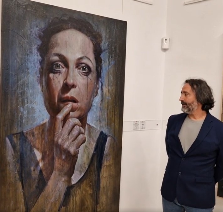 Rafael Cervantes Gallardo contemplando su obra galardonada