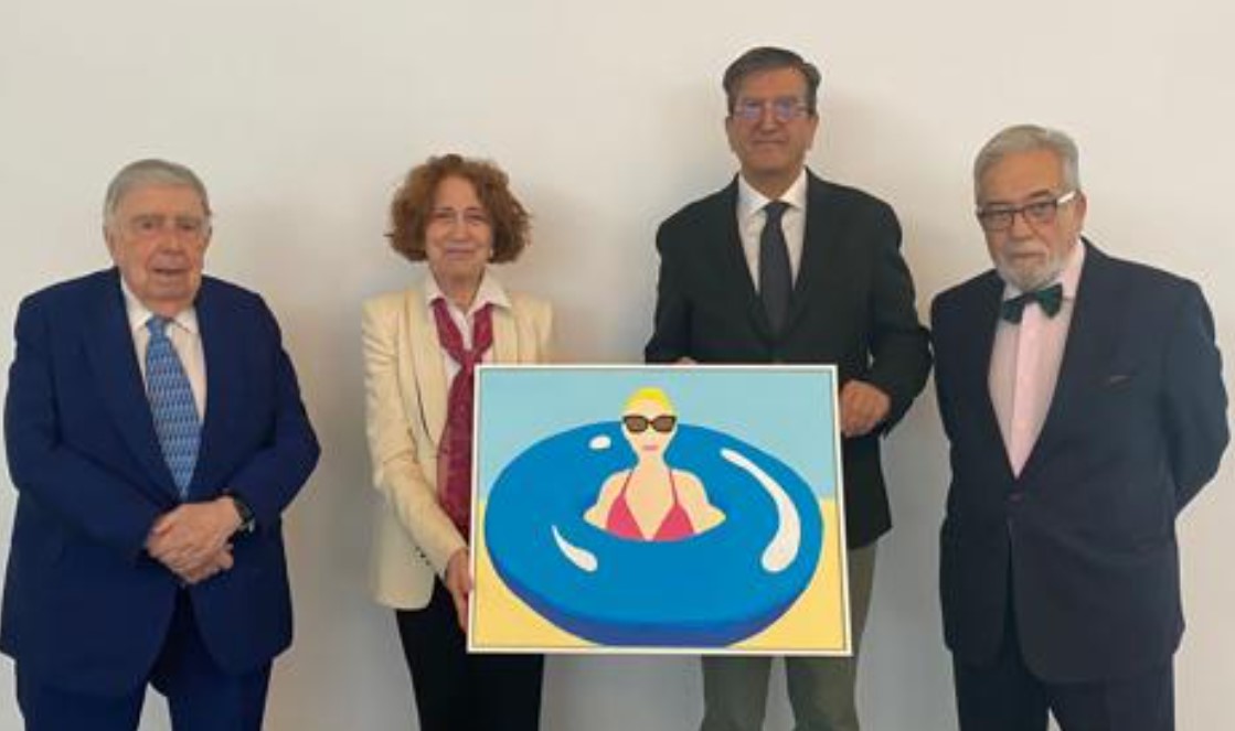 Pulsa para ampliar Jurado del Premio BMW de Pintura Luis María Ansón, Carmen Iglesias, el presidente Enrique de Ybarra y Tomás Paredes, con Autorretrato con flotador - Premio al Talento Joven