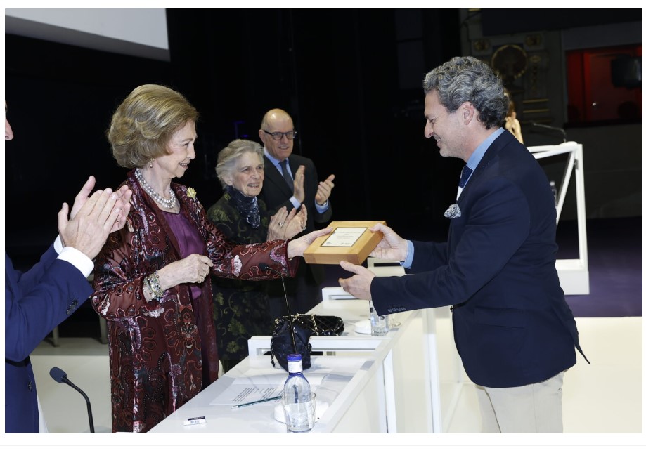 Pulsa para ampliar La Reina Sofía presidió la entrega de los premios BMW de pintura
