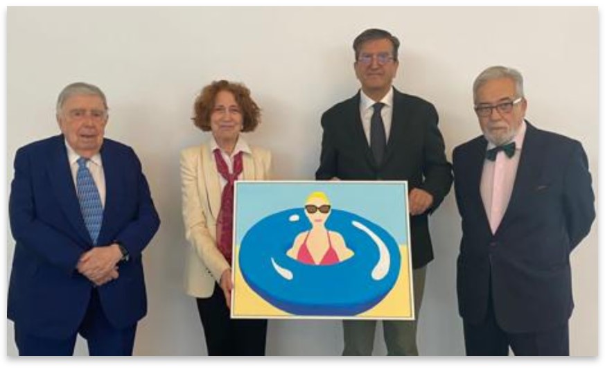 Pulsa para ampliar Jurado del Premio BMW de Pintura Luis María Ansón, Carmen Iglesias, el presidente Enrique de Ybarra y Tomás Paredes, con Autorretrato con flotador - Premio al Talento Joven