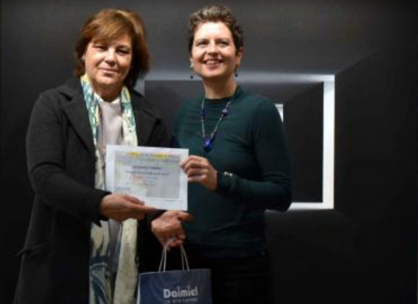 Pulsa para ampliar 2º premio Mónica Dixon, junto a la diputada Teresa Ortega