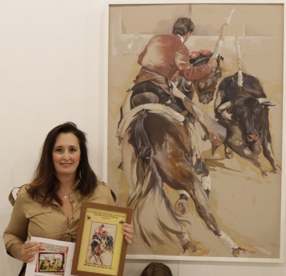 Pulsa para ampliar Entrega del primer premio de 1..300 euros. a Ana Sánchez