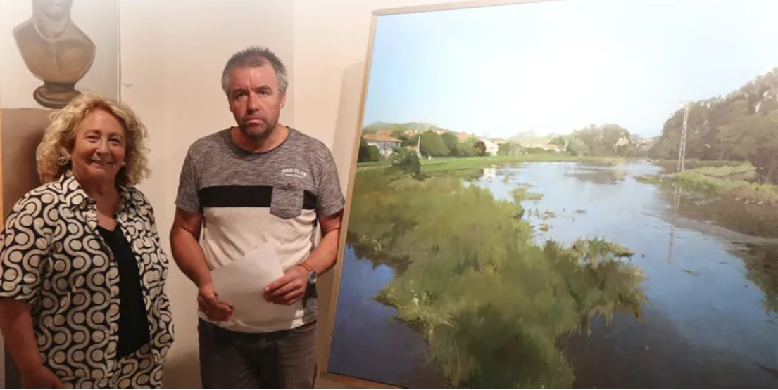 Pulsa para ampliar Javier Garrido y la concejala de Cultura, Isabel Sáenz, con la obra ganadora del certamen
