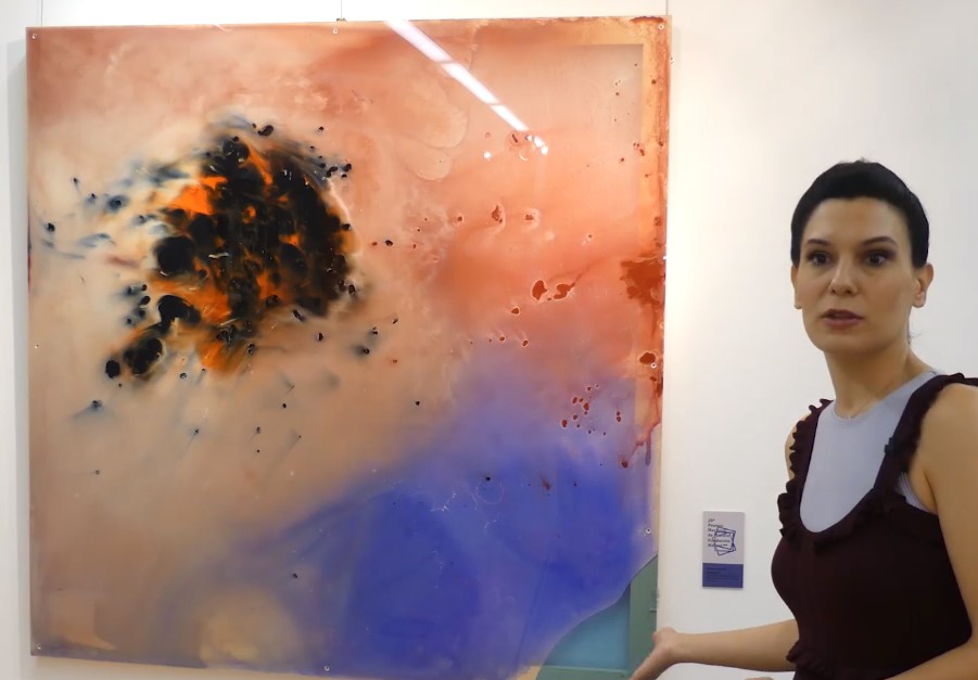 Pulsa para ampliar Cristina Gamón Lázaro con =Umbrales IV= ganadora del 25º Premio Nacional de Pintura Fundación Mainel 2022