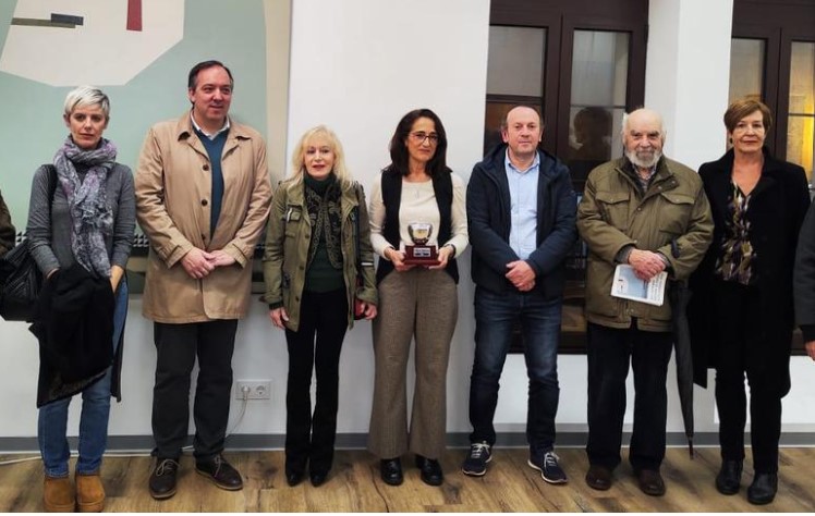 Pulsa para ampliar Por la izquierda: Jezabel Rodríguez (Mención de Honor), Alejandro Vega, María Braña (jurado), Lola Berenguer (1º Premio), Guillermo Simón (jurado), José Ramón García (jurado) y Reyes Ugalde (concejal)