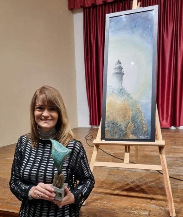 La artista de Xàbia Joana Bisquert y la obra premiada en el certamen de pintura Desideri Lombarte