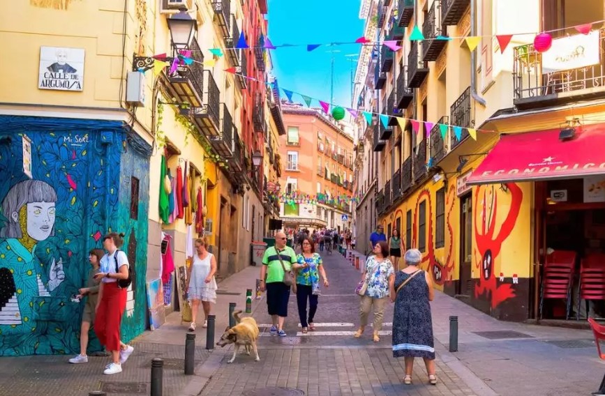 Iniciativa que permite a los vecinos y a los visitantes, disfrutar del arte sobre fachadas, escaparates y espacios exteriores de los comercios del barrio