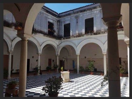 Pulsa para ampliar Patio noble del Ayuntamiento de Llerena - Badajoz