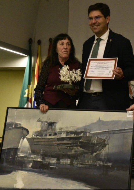 Entrega de unos de los primeros premios a Cristóbal León