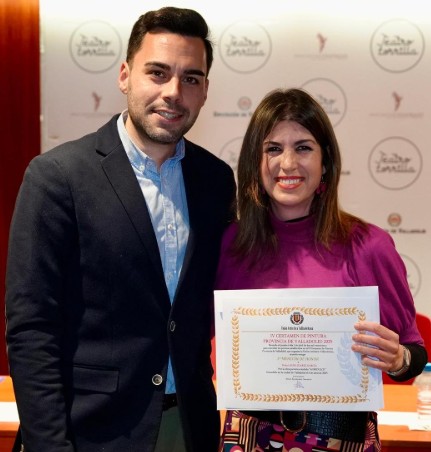 Pulsa para ampliar Entrega de la Mención a Laura Juárez García por =Agridulce=