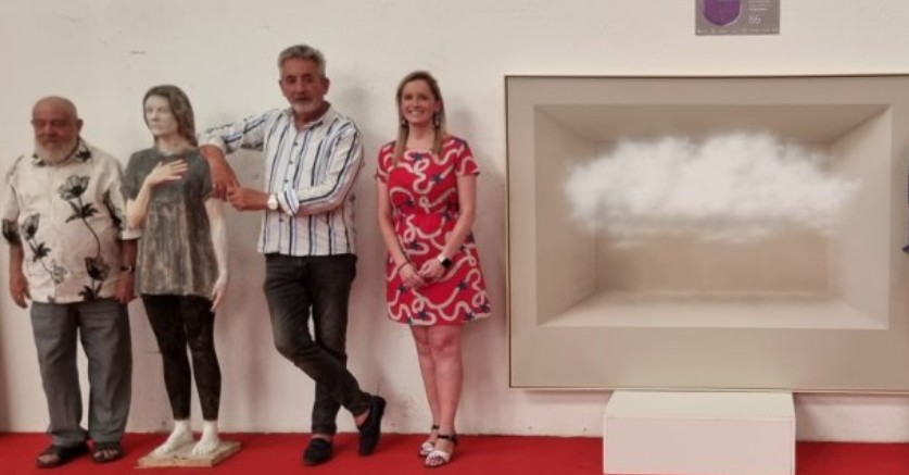Pulsa para ampliar A la izquierda tres del Jurado con la obra galardonada