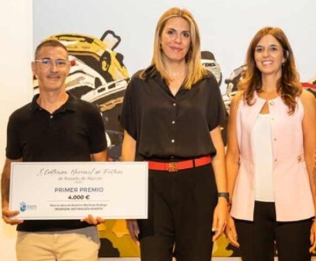 El primer premio Roberto Martínez junto a la alcaldesa, Paloma Tejero y el concejal de Cultura, Almudena Ruiz