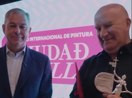 El alcalde José Luis Sanz entrega el trofeo a Miguel Gómez Losada