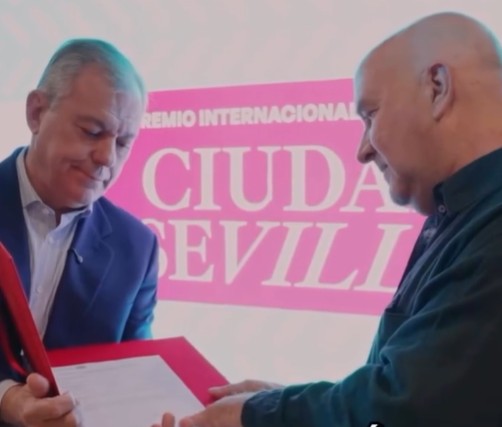El alcalde José Luis Sanz entrega a Miguel Gómez Losada el Premio Internacional de Pintura Ciudad de Sevilla