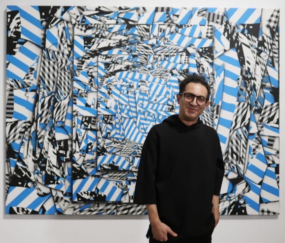 2º Premio de 7000 euros Volkan Diyaroglu por =Dentro de las ondas=