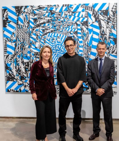 Volkan Diyaroglu con su obra y el Jurado