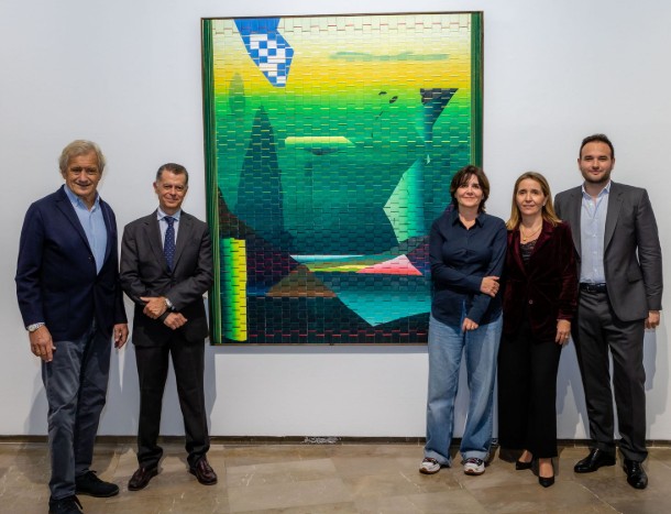 Mónica Jover Calvo con su obra y el Jurado